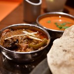 タマリンド - 【ミールスランチ@1,650円】[手前]ベジタブル│[奧]南インド風海老カレー