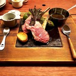 ガリネット - 仔羊ロース、バツグンの火入れです！
      添えられた野菜も美味しい～♪