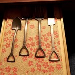 ガリネット - カウンター引き出しにデザートのカトラリーが入ってます
