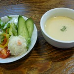 洋食堂 こむぎ - セットのサラダ、スープ