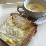 パン・オ・セーグル - チーズたっぷり食パン風+コーンスープ
