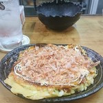 伊勢屋酒店 - ミックスお好み焼き。