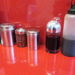 ラーメン二郎 - 卓上調味料