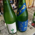 Aidushurakukanwatanabesoutashouten - 販売スペースに試飲スペースあり。かなり前に日本酒バーで飲んだ「山の井」が！ 福島の日本酒だったのね。ちなみに、右を購入♪