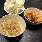 京松蘭 南森町 - キャベツ、キムチ盛り合わせ、もやしナムル