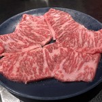 京松蘭 - 
      程よくサシの入った雌牛のロース
      