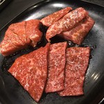 京松蘭 - 
      タレ焼き
      ヘレ、サガリ、クリ
      赤身でさっぱり、でも柔らかい
      卵黄につけていただきます