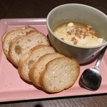 アジアンビストロDai - クリームチーズとハチミツの豆腐風？めっちゃ美味しい❣️
            バケットはおかわりできます。