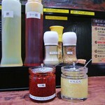 油そば専門店 歌志軒 - 調味料いろいろ