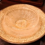 鳥田中 - 冷えたお皿小鉢型に凍らせた氷