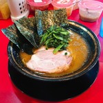 家系ラーメン とらきち家 - ( ￣▽￣)ｽｹﾞｪｪｪビジュアル直系ヾ(@⌒¬⌒@)ノウマヒィ