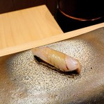 すし うえだ - 鰆（背身）は寿司米の藁で燻して