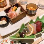 隠れ家居酒屋×個室 とりうお - 【さかな】鮮魚の御造り三種盛り合わせ【やさい】健味鶏生ハムと有機野菜の籠盛り【先付】南瓜と黒胡麻の葛餅豆富　～いくら、五色あられ～