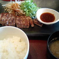 鉄板焼 天 本丸 - サービスステーキランチ（サーロインステーキ、ご飯、味噌汁）