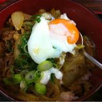 きまい - カレー丼に温玉をのせてしまいます。