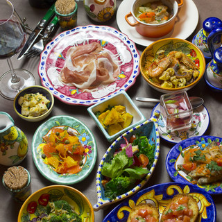 まずはこれで乾杯！小皿で次々にご提供する『アッサジーニ』