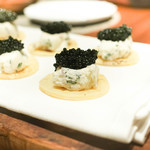グルマンディーズ - 自家製チーズとキャビアのカナッペ