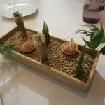 プレヴナンス - ズワイガニとアボカドのコルネ、アオサチップ、帆立タルト