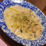 ワインバー バッカス - キノコとベーコンのリゾーニ、たっぷりのチーズをかけました（８００円）２０１９年１０月