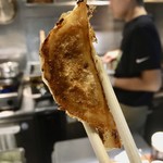 北新地ぎょうざ家 バル - いい焼き目！