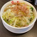 野菜が美味しい鶏豚ラーメン まる重 - 鶏豚ラーメンを逆アングルから