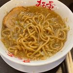 野菜が美味しい鶏豚ラーメン まる重 - 麺は茶色の太ちぢれ麺