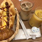 Cafe & Bakery Boulanco - カフェオレ(300円）、オレンジジュース(300円）、ウインナーパン（半額で90円）、ミニクロワッサン（半額で25円）