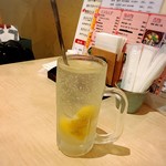 Minoan - 丸ごとレモン氷サワーには氷結させたカットレモンが1個丸ごと入っています(o^^o)
