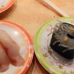 回転寿し　魚一心 - 左はソイ、右は白魚