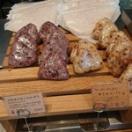 サラダデリMARGO - 古代米のおこわおにぎり 150円、干しエビとケールの玄米おにぎり 180円