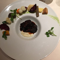 Nord - 牛ほほ肉の赤ワイン煮、写真右から反時計回りで2番目の黄色いスティック状のものが、ポレンタで、コーンで素朴な甘さ
