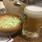 三ぞう - 「生ビール」とお通しのキャベ千。