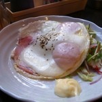 立呑亭 帆立屋 - お初のハムエッグ・380円