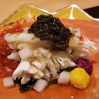 御料理 まつ山 - ①渡り蟹、若布、和梨、新イクラ、甘酢仕立て、蟹酢掛け、フレッシュキャビア載せ
                    産卵期は春～夏、雌蟹の旬は包卵する冬～初夏、雄蟹の旬は夏～秋
                    雄蟹は雌蟹より身の甘みが強いのが特徴で臭み無く、蟹酢もマッチ