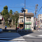 グータラ カフェ - 筑土八幡町 にある交差点の角にあります