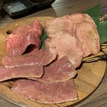 黒毛和牛焼肉 白か黒 - 