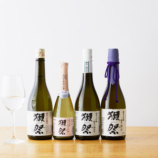 獺祭はもちろん、他にも多数の焼酎や日本酒を取り揃えております