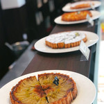 パティスリー＆ブーランジェリー ラ・パルム・ドール - 冷蔵ショーケース上にはタルト類が並びます