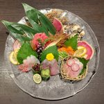 海鮮個室居酒屋 魚将 - 旬鮮魚の御造り盛り合わせ（五点盛り） ¥1,490