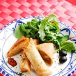 モロッコ料理 ル・マグレブ - モロッコ春巻き　牛ひき肉にスパイスで味付けした三角春巻き