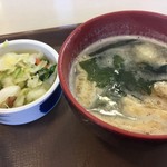 すき家 - 「おしんこセット」150円は味噌汁付き。