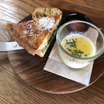 ハングアウトコーヒー - キッシュ、とうもろこしのスープ、ブレッド
