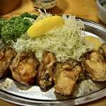 とんかつ 万平 -  今年も期待通りのルックス 　６匹が鶴翼に展開する安定の悩殺ポーズ♥ 　薄く小麦粉を纏って黒光りする焦がし醤油 　凹部分にバターが溜まって照明を反射しとる！ 　まだシーズン始めで牡蠣は小ぶり♡