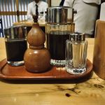 とんかつ 万平 - 味変（ソース・醤油・七味）