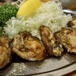 とんかつ 万平 - 表面はカリッと！ 　端っこがちょっと硬くなって香ばしく 　醤油の焦げた香りと柔らかいバターの調べ♪ 　すぐにブシュッと飛び出す牡蠣エキスは… 　牡蠣の幸せ缶詰♥ 　うん！　やっぱ旨いっ！