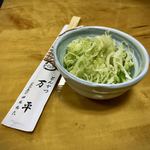 とんかつ 万平 - お茶とキャベツの浅漬けの千切り？