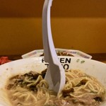 ラーメン との - レンゲが自重で立つほどのこってり