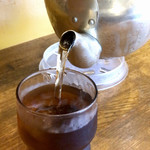 ラーメン との - お茶はヤカンから注ぎます