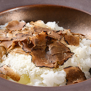 昼夜コース共に、〆はこだわり卵と熟成チーズを使用したTKG。