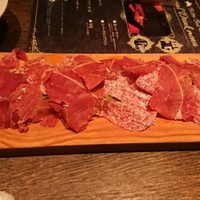 ビストロボンノ - 生ハムとサラミの盛り合わせ